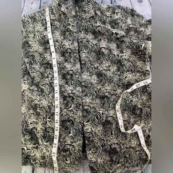 CHICO’S (1) Aimey Gray Black Cream Swirl Soft Faux Fur 3/4 Sleeve Jacket Size 8 - Picture 8 of 12